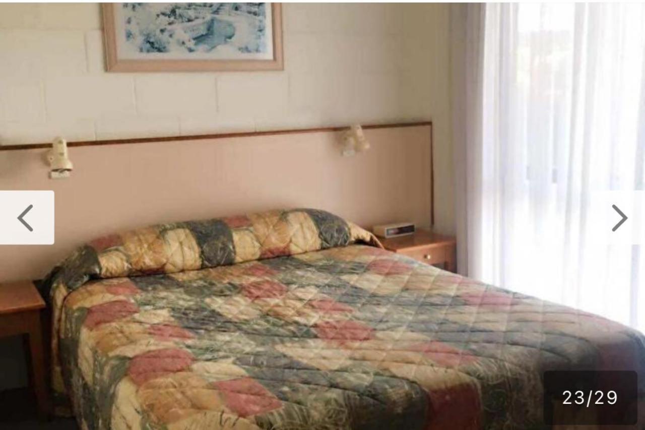 Black Swan Motor Inn 엔트런스호수 외부 사진